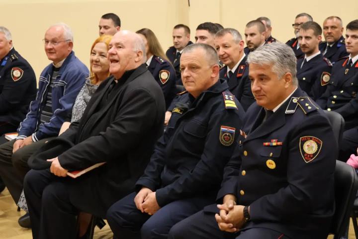 foto/DVD SVETA MARIJA Predstavljena monografija uz prvo stoljeće postojanja društva (12)